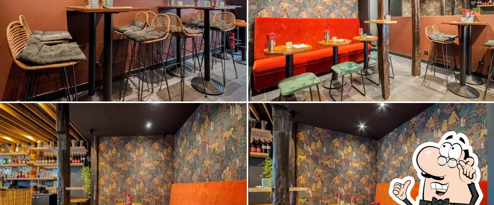 Restaurant avec tables, chaises, banquettes, bar, étagères et lustres.